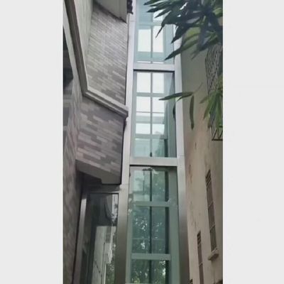 Ascenseur à vis avec porte automatique et arrêt d'urgence