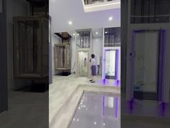 Le confort et l'accessibilité des maisons modernes grâce à un ascenseur compact